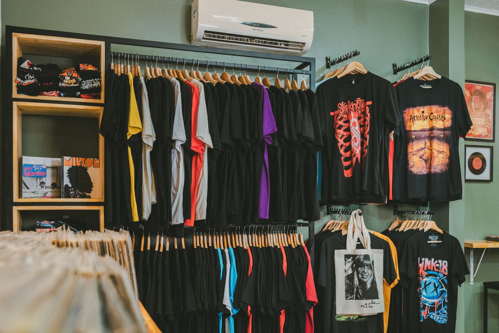 Arara com camisas de bandas, meias e discos