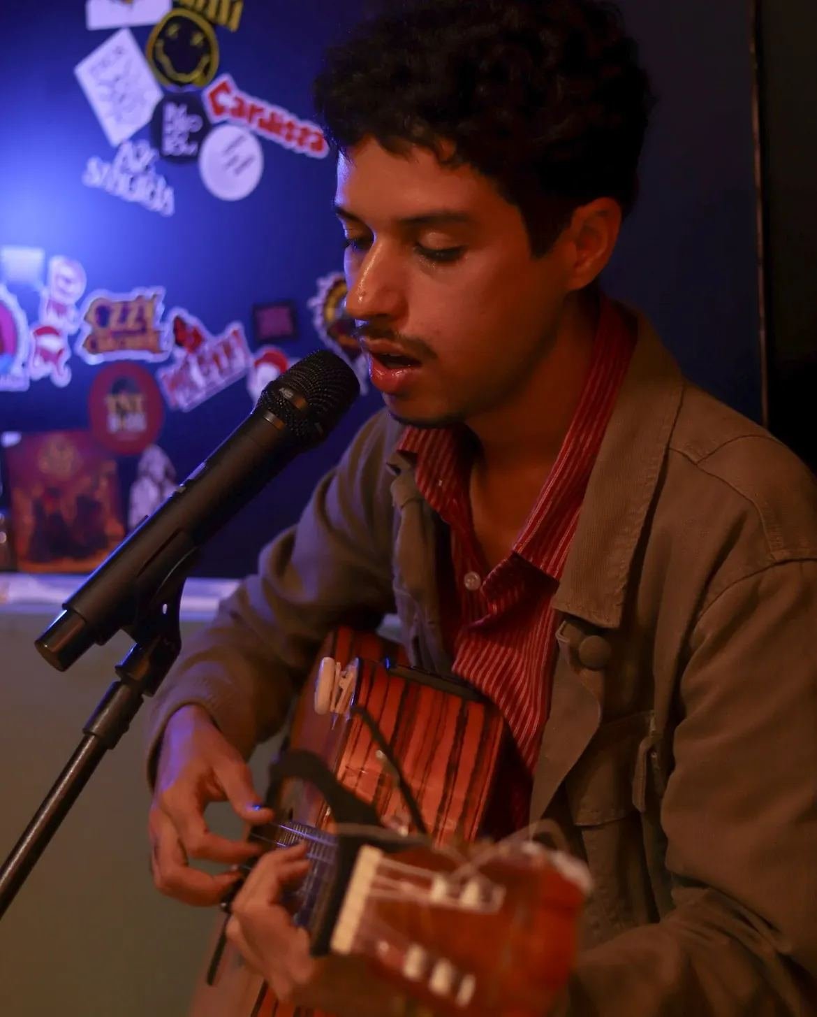 Artista cantando ao vivo na Sonöra